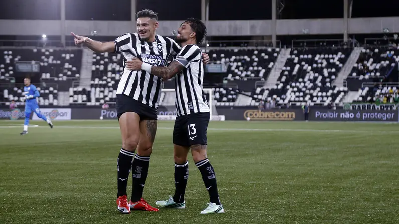 Alex Telles diz que vitória era ‘obrigação’, ressalta evolução e faz apelo ao torcedor do Botafogo: ‘Continue confiando na gente, vamos precisar dessa união’