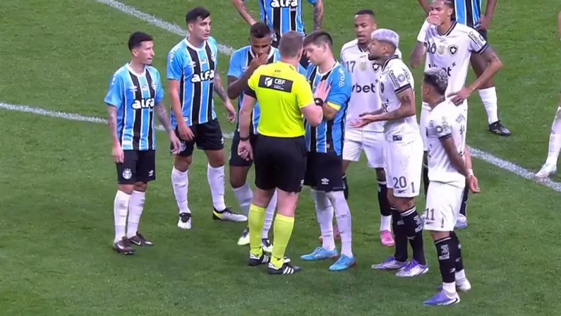 Jogadores reclamam da arbitragem de Luiz Paulo Torezin em Grêmio x Botafogo | Campeonato Brasileiro 2025