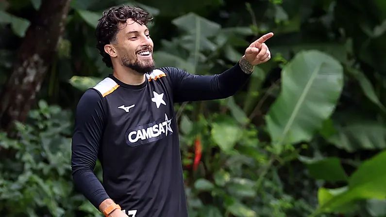 Alex Telles detalha importância de Tite e objetivo do Botafogo no Brasileiro: ‘Não posso ser hipócrita de dizer que estamos pensando em Libertadores’