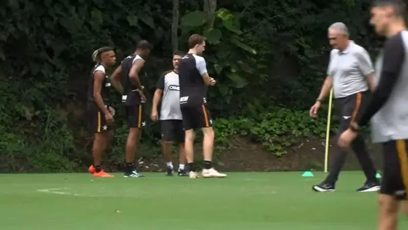 Danilo, Kaio Pantaleão e Arthur Chaves no treino do Botafogo | Outubro 2026