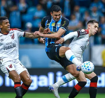 Grêmio vence Athletico-PR e fica a dois pontos do Botafogo; Vasco perde para o Flamengo