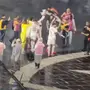Zagueiro do Flamengo orienta jogadores e repórteres a não pisarem em escudo do Botafogo em comemoração de goleada sobre o Vasco
