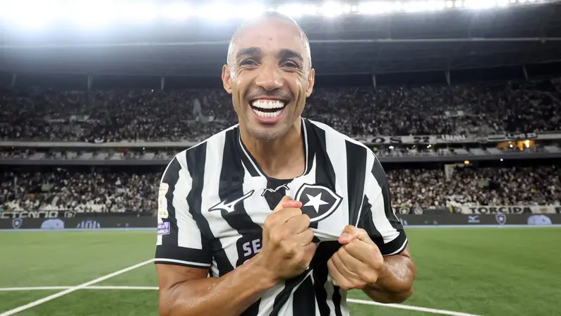 Marçal se declara ao Botafogo e valoriza vitória sobre a Chape: ‘É difícil jogar contra o lanterna, eles acabam largando um pouco’
