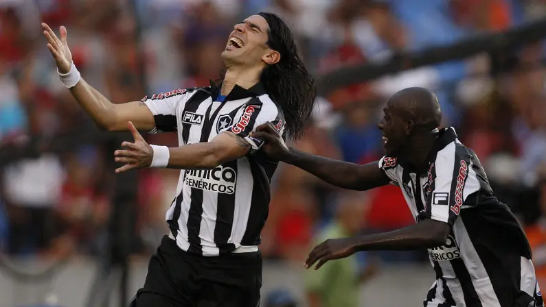 Ídolo do Botafogo, Loco Abreu completa 50 anos