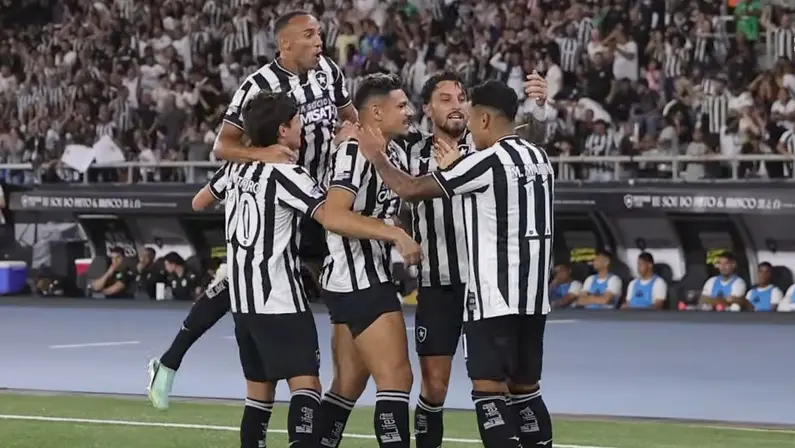 Tiquinho Soares e elenco em Botafogo x Chapecoense | Campeonato Brasileiro 2026