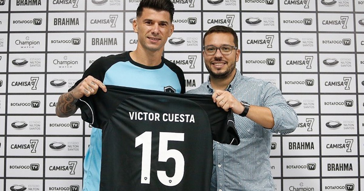 Víctor Cuesta recibe la camiseta número 15 del Botafogo y piensa volver a la buena etapa: ‘Ser jugador de 2017 a 2021’.