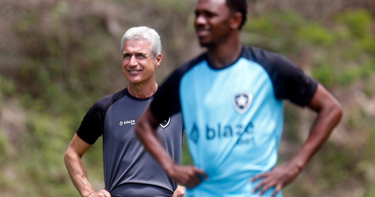 Luis Castro elogia a Givinho en el Botafogo y repite la estrategia de Alex Ferguson con Cristiano Ronaldo
