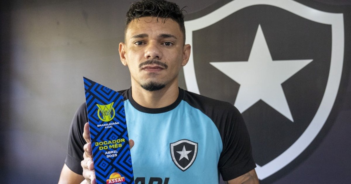 Tequinho Soares, from Botafogo, donates the Brazilian Player of the Month award to the LGBTQIA+ Foundation