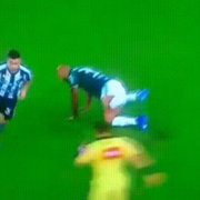 Drible com responsabilidade: Leo Valencia deixa Felipe Melo no chão e faz torcida do Botafogo vibrar no Niltão
