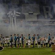 Torcida do Botafogo faz bonita festa para receber os jogadores; veja fotos e vídeos