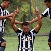 Hoje na reserva no OPG, atacante do Botafogo sai do banco, faz dois gols e comemora dia especial