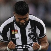 No banco de reservas do Botafogo, Rodrigo Aguirre relembra gol e diz: &#8216;Que saudade!&#8217;