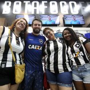 De contrato novo, João Paulo recebe sócios do Botafogo que renovaram pacotes para 2019
