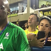 Zé Ricardo aproveita folga no Botafogo e curte Carnaval na Sapucaí