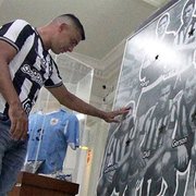 Novo camisa 7 do Botafogo, Diego Souza contempla Garrincha em General Severiano. Veja fotos!