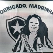 Beth Carvalho ganha nova bandeira da torcida do Botafogo e será eternizada no muro dos ídolos de General Severiano
