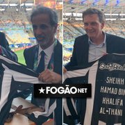 Botafogo estreita laços com Catar e entrega camisa para xeque de família dona do PSG no Maracanã