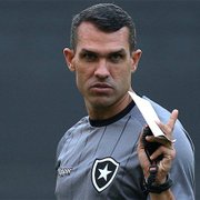 Botafogo adota cautela com novo treinador e quer apoio a Lazaroni