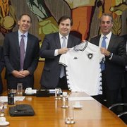 Herdeiro do 5º homem mais rico do mundo é presenteado com camisa do Botafogo em Brasília