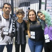 Torcedor do Botafogo agredido pela torcida volta ao Nilton Santos e recebe ajuda de Leo Valencia: &#8216;Ganhamos um parceiro&#8217;