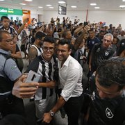 Torcida capixaba recebe o Botafogo com festa em aeroporto