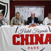 Botafogo fecha elenco, mas pode voltar ao mercado caso negocie jogadores