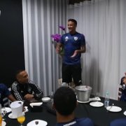VÍDEO: no estilo Seleção Brasileira, reforços e novatos levam trote no Botafogo