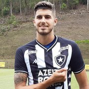 Pedro Raul traça meta mínima de gols, revela feedback de Barroca e veste camisa do Botafogo: &#8216;Pesada, hein?&#8217;