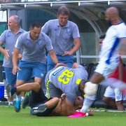 (OFF) Ex-Botafogo, Bruno Silva provoca torcedor, agride companheiro sem querer e gera tumulto em clássico