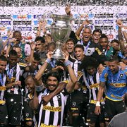 Loco Abreu e ‘gandula-assistente’ Fernanda Maia celebram 10 anos do primeiro título do Botafogo no Nilton Santos