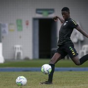Matheus Babi impressiona em treino de finalizações do Botafogo, e joia brinca: ‘Não sei se é destro ou canhoto’