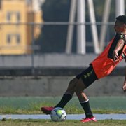 Promessa de 15 anos começa a treinar com os profissionais do Botafogo