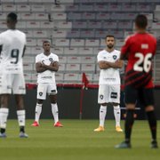 Jogadores de Athletico e Botafogo protestam contra violência no Figueirense