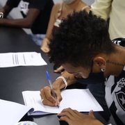 Botafogo assina primeiro contrato profissional com Kauê, com multa de R$ 290 milhões