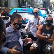Botafogo: torcida marca presença na sede, cobra e conversa com candidatos