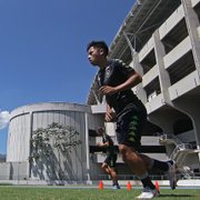 Incomodados com poucas chances, empresários querem tirar Lecaros do Botafogo e levá-lo para a Argentina