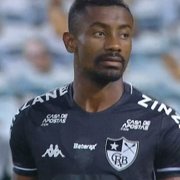 Perto de assinar rescisão com Botafogo, Kalou deve abrir mão de 80% do que receberia
