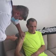 Manga, ídolo do Botafogo, é vacinado contra a Covid-19 no Rio