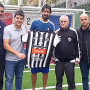 Ídolo do Botafogo, Loco Abreu vai disputar o Campeonato Mineiro pelo Athletic