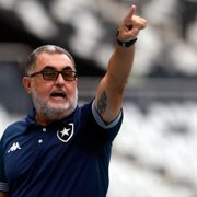Treinador do time feminino do Botafogo planeja temporada e elogia diretoria: 'A estrutura melhorou'