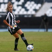 Lateral do Botafogo fratura a clavícula em jogo do Brasileiro Feminino e vai passar por cirurgia