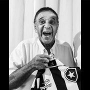 Botafogo lamenta morte de Agnaldo Timóteo; cantor pagou velório de Garrincha e invadiu campo após pênalti perdido