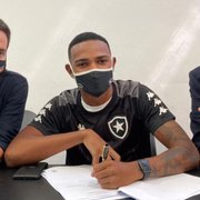 Botafogo assina primeiro contrato profissional de Marquinhos, com multa rescisória de R$ 30 milhões