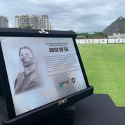 Jogadoras do Botafogo recebem placas especiais em homenagem à conquista do Carioca