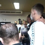 VÍDEO: experientes, Joel Carli e Ricardinho lideram vestiário do Botafogo em vitória; veja bastidores