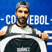Depois de Cavani, Botafogo presenteia Suárez com camisa personalizada