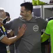 Gatito Fernández, sem muletas, e Carli marcam presença no vestiário na vitória do Botafogo sobre o CSA