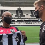 VÍDEO: em tratamento contra câncer, torcedora se declara ao Botafogo e ganha camisa de Rafael Moura