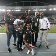 Kanu recebe homenagem do Botafogo pela marca de 100 jogos pelo clube