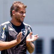 Ex-técnico do Botafogo não é contra renovar com Rafael Moura: ‘Experiência ajuda’
